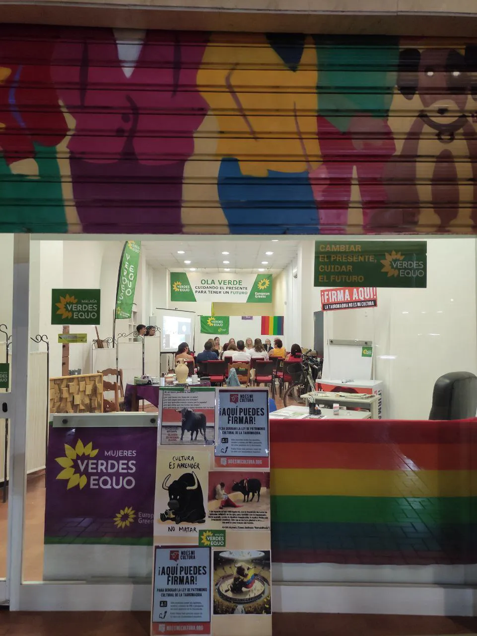 Interior de la sede desde la calle