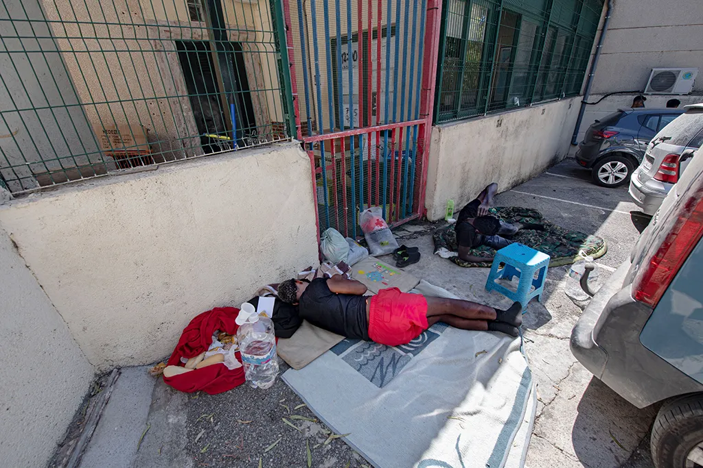 Migrantes-fuera-del-CETI-de-Ceuta-1200