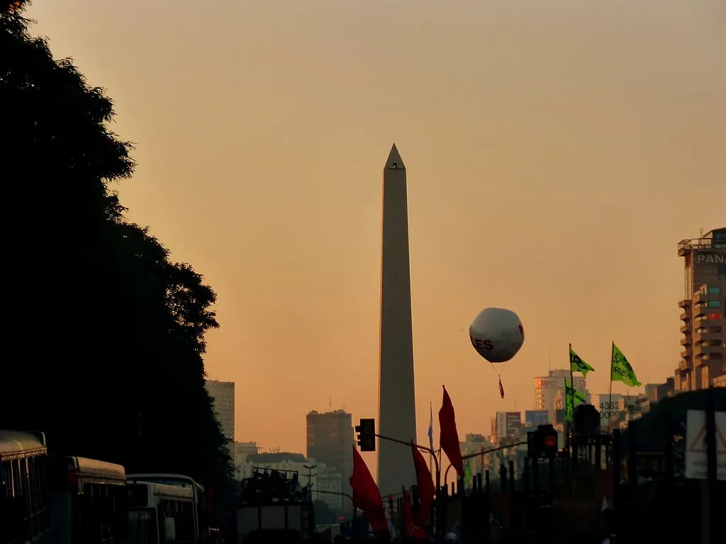 1024px-Obelisco_al_atardecer_y_con_manifestacion