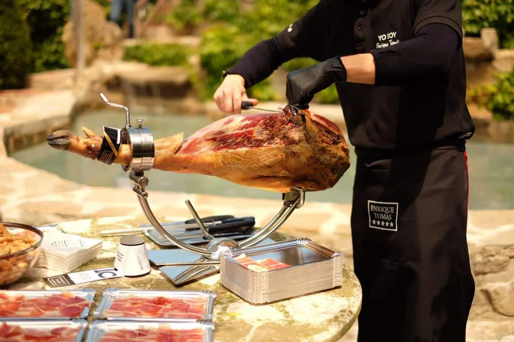 cuanto-cobra-un-cortador-de-jamon-profesional-tabla-con-precios-389303