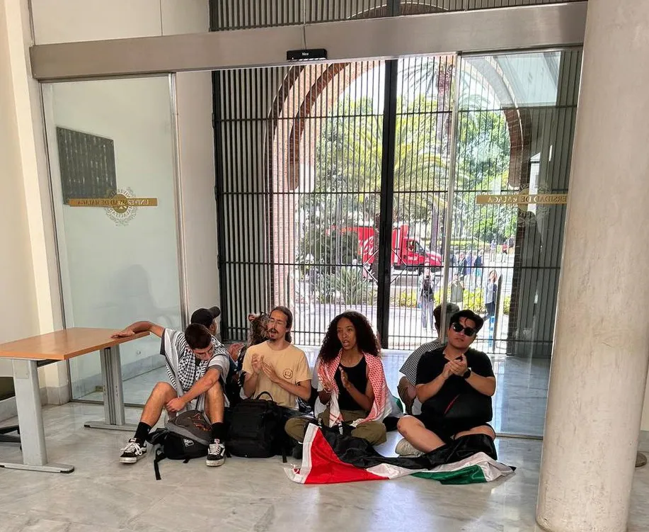 Acción de Protesta Pacífica dentro del Edificio del Rectorado de la UMA I (2)